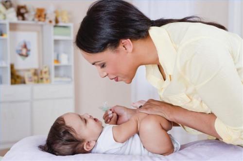 Comment prendre soin d'un bébé ou un bambin Foster Child