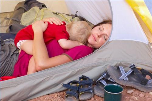 Comment obtenir votre bébé à se endormir dans une tente