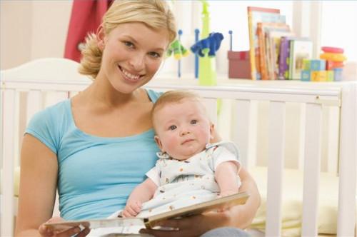 Comment lire Aloud à un bébé jusqu'à deux mois