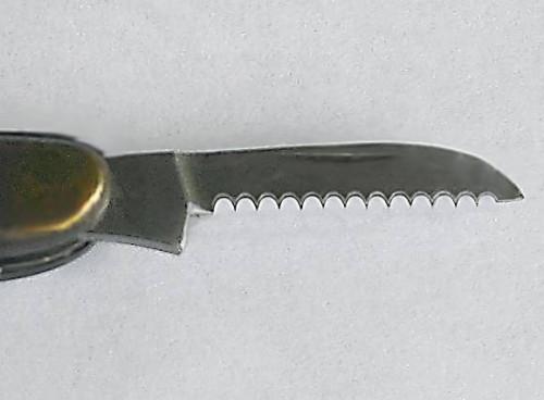 Comment ajouter dentelures à un couteau de poche