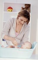 Comment protéger votre dos pendant le bain d'un bébé