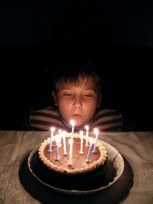 Pourquoi avons-nous mettre des bougies sur un gâteau d'anniversaire?