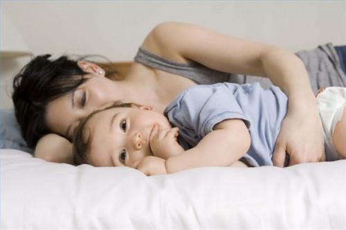 Comment obtenir votre bébé à dormir plus tard