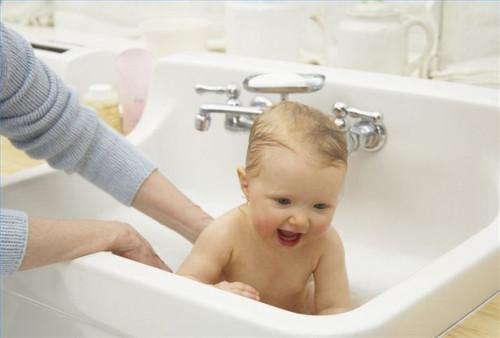 Comment se laver les cheveux d'un nourrisson