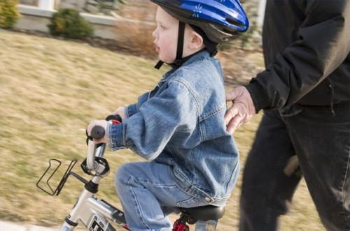 Comment enseigner un enfant à apprendre à faire du vélo sans roues de formation