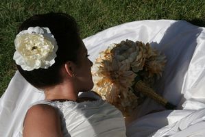 Comment faire des cheveux de mariée avec des fleurs