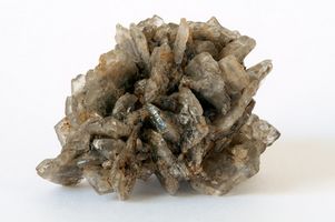 Quelles sont les utilisations de fluorite et de gypse?