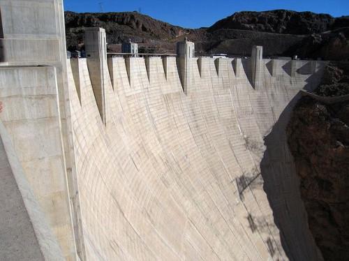 Comment le barrage Hoover a été construit?